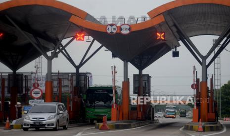 Sejumlah kendaraan keluar di Gerbang Tol (GT) Palimanan, Cirebon, Jawa Barat. ilustrasi