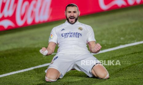 Karim Benzema dari Real Madrid melakukan selebrasi setelah mencetak gol kedua timnya dalam pertandingan sepak bola La Liga Spanyol antara Real Madrid dan Athletic Club Bilbao di stadion Alfredo Di Stefano di Madrid, Spanyol, Selasa, 15 Desember 2020.