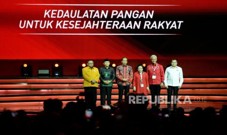 Ketua Umum Partai Hanura Oesman Sapta Odang, Plt Ketua Umum PPP Mardiono, Presiden Joko Widodo, Ketua Umum PDIP Megawati Soekarnoputri, Bakal Calon Presiden Ganjar Pranowo dan Ketua Umum Partai Perindo Hary Tanoesoedibjo (dari kiri) berfoto saat pembukaan Rakernas IV PDIP di JIExpo Kemayoran, Jakarta, Jumat (29/9/2023). Rakernas IV PDIP tersebut mengangkat tema Kedaulatan Pangan Untuk Kesejahteraan Rakyat Indonesia. Rakernas akan berlangsung hingga Ahad (1/10/2023). 