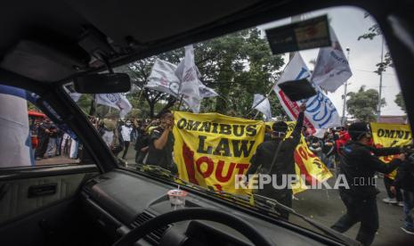 Gabungan aliansi buruh menggelar aksi unjuk rasa tolak Undang-undang Cipta Kerja atau Omnibus Law di Kantor Pemerintahan Daerah Kabupaten Bogor, Cibinong, Bogor, Jawa Barat, Kamis (8/10/2020). Mereka menolak disahkannya UU Cipta Kerja karena dinilai hanya menguntungkan pengusaha dan investor serta merugikan pekerja di Indonesia. 