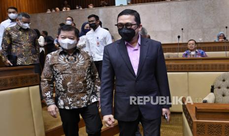 Ketua Komisi II DPR RI Ahmad Doli Kurnia (kanan) berjalan dengan Menteri Perencanaan Pembangunan Nasional/Kepala Badan Perencanaan Pembangunan Nasional Suharso Monoarfa (kedua kiri) sebelum rapat kerja di kompleks parlemen, Senayan, Jakarta, Senin (29/8/22). Rapat tersebut membahas perkembangan Rancangan Undang Undang pembentukan provinsi Papua Barat Daya. 