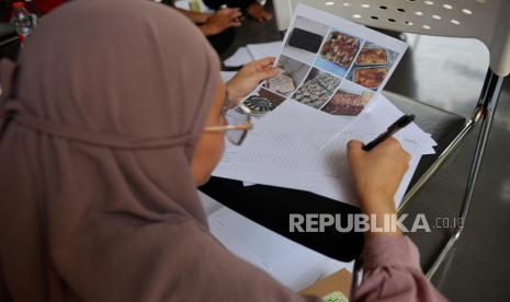 Warga mengikuti kegiatan bimbingan teknis sertifikasi halal di RPTRA Asoka, Jakarta, Senin (18/9/2023).