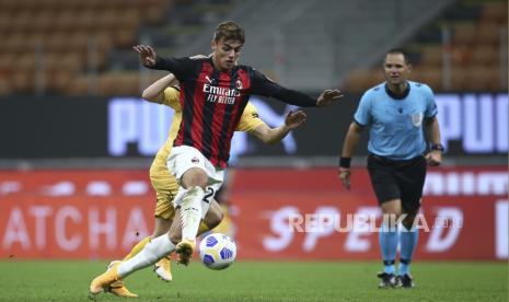 Pemain AC Milan Daniel Maldini berusaha mempertahankan bola pada Pertandingan kualifikasi putaran ketiga Liga Eropa antara AC Milan dan Bodo/Glimt di Stadion San Siro, Milan, Italia, Kamis (24/9). AC Milan harus bersusah payah untuk menaklukkan Bodo/Glimt pada laga ini, Milan menang tipis atas wakil Norwegia itu dengan skor 3-2. Selain itu Pada laga tersebut, Milan sepertinya sangat kehilangan sosok Zlatan Ibrahimovic yang selama ini menjadi motor serangan. Ibrahimovic harus absen pada laga ini setelah dinyatakan positif terjangkit virus Corona.Spada / LaPresse via APGaleri Foto