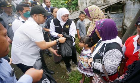 Gubernur Jawa Timur Khofifah Indar Parawansa (tengah). Khofifah Indar Parawansa menyebut peningkatan kesejahteraan masyarakat masih menjadi fokus utama dalam pembangunan Provinsi Jatim di 2023. Khususnya terkait penanganan kemiskinan ekstrem, pendidikan dan pengembangan SDM, serta penurunan angka stunting. 