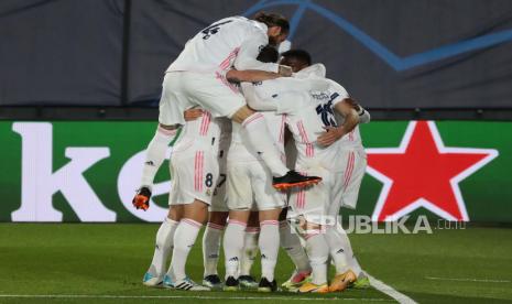  Para pemain Real Madrid merayakan keunggulan 1-0 dalam pertandingan leg kedua babak 16 besar Liga Champions UEFA antara Real Madrid dan Atalanta yang diadakan di stadion Alfredo Di Stefano, di Madrid, Spanyol tengah, 16 Maret 2021