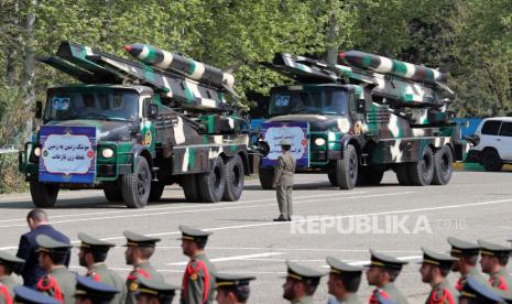 Rudal jarak menengah Iran, Nazeat, ditampilkan pada perayaan Hari Tentara di Teheran, Iran, 17 April 2024. Iran dan Israel saling serang sejak Tel Aviv menghancurkan fasilitas diplomatiknya di Suriah.