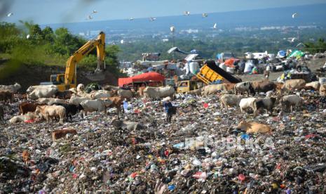 Aktivitas pembuangan sampa di lokasi baru TPST Piyungan, Bantul, Yogyakarta, Kamis (12/1/2023). Pembuangan sampah di TPST Piyungan menggunakan lokasi baru di kiri tempat pembuangan yang lama. Lokasi lama sudah tidak pergunakan dan menjadi bukit karena ditimbun dengan tanah. Kondisi TPST Piyungan sudah melebihi kapasitas dan masa operasi akan berakhir pada tahun ini.