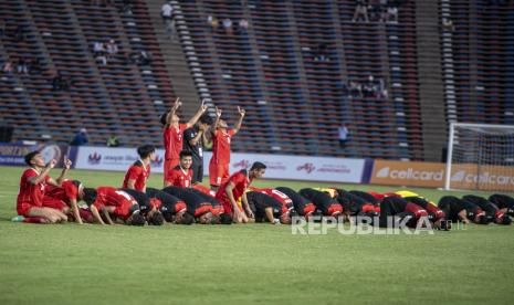 Para pemain dan ofisial timnas Indonesia U-22 melakukan sujud syukur usai bertanding melawan Vietnam pada babak semifinal SEA Games 2023 di National Olympic Stadium, Phnom Penh, Kamboja, Sabtu (13/5/2023). Timnas Indonesia U-22 lolos ke babak final usai mengalahkan tim sepak bola Vietnam dengan skor 3-2. Indonesia akan jumpa Thailand di laga final.