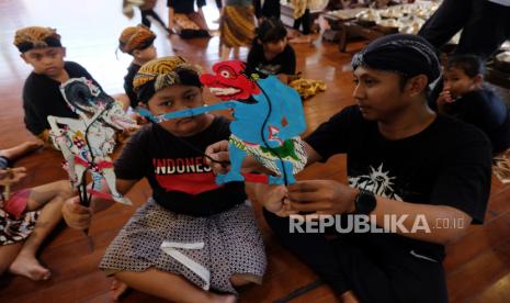 Anggota sanggar bermain wayang di Pendapa Sasangka Ayom Java Village, Colomadu, Kabupaten Karanganyar, Jawa Tengah, Jumat (3/2/2023) (ilustrasi). Bermain merupakan salah satu bentuk stimulasi yang diperlukan bagi anak-anak di bawah usia enam tahun agar maksimal pertumbuhannya.