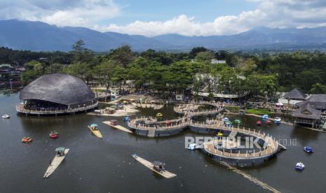 Foto udara objek wisata Situ Bagendit di Kecamatan Banyuresmi, Kabupaten Garut, Jawa Barat.