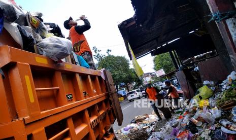 Produksi sampah Kota Palembang baru terangkut 800-900 ton per hari.