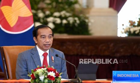 Presiden Joko Widodo (Jokowi). Presiden menargetkan sebanyak 280-290 juta dosis vaksin Covid-19 disuntikkan kepada masyarakat hingga akhir tahun nanti. Vaksinasi ini penting diberikan kepada masyarakat untuk memberikan perlindungan yang maksimal jika terjadi penularan.