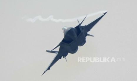  Sebuah jet tempur siluman J-20 dari Angkatan Udara Tentara Pembebasan Rakyat China (PLA). Hampir 150 pesawat angkatan udara China memasuki zona pertahanan Taiwan. Ilustrasi. 