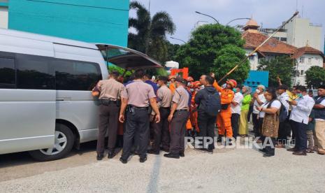 Suasana pemberangkatan jenazah pasien obesitas 300 kg, Muhammad Fajri dari RSCM, diikuti mobil dan personel Basarnas, Kamis (22/6/2023) siang. 