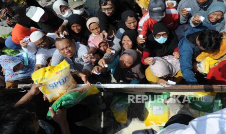 Ratusan warga rela berdesakan demi mendapat beras murah subsidi SPHP di kantor kecamatan Babelan, Bekasi Utara, Jawa Barat, Selasa (20/2/2024). Operasi pasar beras subsidi diselenggarakan oleh Bulog Karawang dengan menyediakan 10 ton untuk 2000 kupon, dijual dengan harga 53 ribu perkupon yang dapat ditukar dengan beras 5 kg.  Program Stabilisasi Pasokan Dan Harga Pangan (SPHP) ludes terjual dengan waktu 2 jam saja.