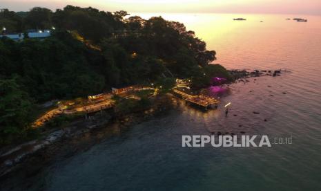 Foto udara suasana kedai kopi dengan latar belakang laut Utara Pulau Jawa di Kedai Kopi Ujung Senja, Desa Ujungnegoro, Kabupaten Batang, Jawa Tengah, Jumat (3/9/2021). Pihak pengelola kedai bekerja sama dengan pemerintah desa setempat mengembangkan potensi wisata kuliner yang berlokasi di pantai Ujungnegoro dengan pemandangan laut untuk menarik wisatawan saat pandemi COVID-19 dengan status PPKM Kabupaten Batang pada level 2. 