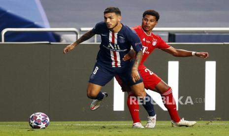  Pemain PSG Leandro Paredes (kiri).