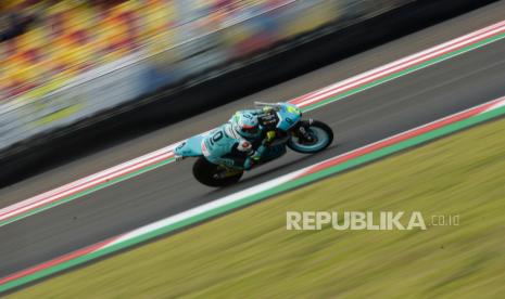 Pembalap Leopard Racing Dennis Foggia memacu kecepatan sepeda motornya saat kualifikasi Moto3 seri Pertamina Grand Prix of Indonesia 2022 di Pertamina Mandalika International Street Circuit, Lombok Tengah, NTB, Sabtu (19/3/2022). Pembalap asal Indonesia Mario Suryo Aji berhasil start di posisi ketiga pada balapan Moto3 Ahad (20/3/2022) mendatang setalah berhasil meraih posisi ketiga tercepat saat babak kualifikasi. Republika/Thoudy Badai