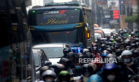 Sejumlah kendaraan terjebak kemacetan di Kalimalang, Bekasi, Jawa Barat.