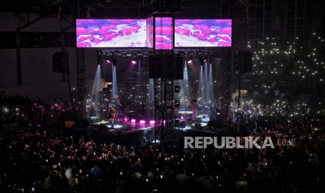 Grup band GIGI saat tampil dalam konser bertajuk Road To 30Th Anniversary GIGI di Basket Hall Senayan, Kompleks Stadion Utama Gelora Bung Karno (SUGBK), Jakarta, Sabtu (17/6/2023). Dalam penampilannya GIGI membuka konsernya dengan membawakan lagu berjudul Terbang dan juga membawakan lagu hitsnya berjudul 11 Januari, Nakal, Jomblo serta ditutup dengan lagu berjudul Ya Ya Ya.