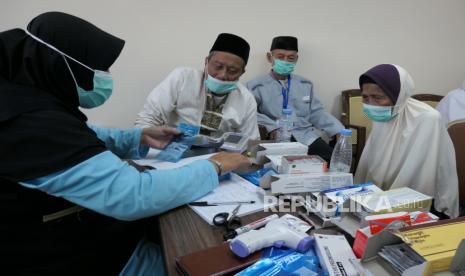 Dokter memeriksa kesehatan calon haji di Klinik Kesehatan Satelit, kawasan Hotel Arkan Bakkah, Mahbas Jin, Mekah, Arab Saudi, Selasa (13/6/2023). Kemenag menyiapkan layanan pos kesehatan satelit di seluruh hotel yang ada di semua sektor kawasan Mekah untuk mendekatkan layanan kesehatan bagi jamaah calon haji selama pelaksanaan ibadah haji.  