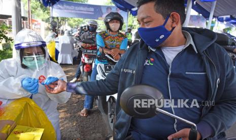 Sejumlah pengendara sepeda motor antre mengikuti tes diagnostik cepat COVID-19 (Rapid Test) - ilustrasi