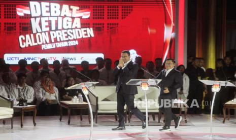 Capres dan cawapres nomor urut 1 Anies Baswedan-Muhaimin Iskandar tiba di lokasi debat capres di Istora Senayan, Jakarta, Ahad (7/1/2024). Debat ketiga Pilpres 2024 yang diikuti oleh ketiga kandidat calon presiden tersebut bertema pertahanan, keamanan, geopolitik, hubungan internasional dan politik luar negeri.