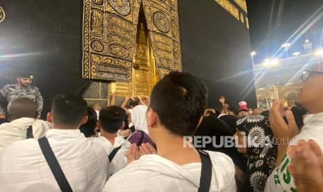 Jamaah umroh berlomba-lomba mendapatkan tempat mustajab di Masjidil Haram. Salah satu tempat yang menjadi incaran adalah Multazam, pintu Kabah, dinding Kabah, dan tentu saja Hajar Aswad.