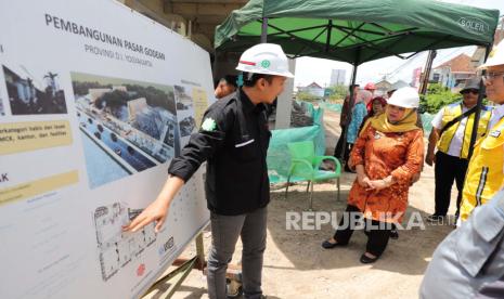 Bupati Sleman Kustini Sri Purnomo meninjau progres pengerjaan revitalisasi Pasar Godean di Kabupaten Sleman, Daerah Istimewa Yogyakarta, Kamis (22/2/2024). 