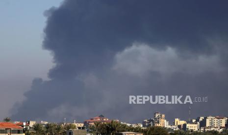 Asap mengepul menyusul serangan udara Israel di Kota Gaza, terlihat dari kamp pengungsi Al Nusairat, Jalur Gaza selatan, 18 Desember 2023. 