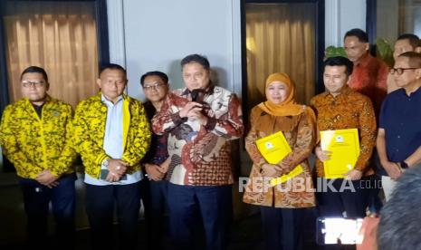 Ketua Umum Partai Golkar Airlangga Hartarto menyampaikan keterangan pers usai menyerahkan surat rekomendasi pengusungan kepada Khofifah Indar Parawansa-Emil Dardak sebagai pasangan cagub-cawagub Pilgub Jatim 2024, di rumah dinasnya, Jakarta Selatan, Jumat (17/5/2024). 