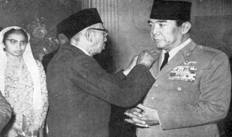 KH Ahmad Badawi selaku ketua umum PP Muhammadiyah 1962-1965 menyematkan tanda penghargaan Anugerah Bintang Muhammadiyah pada presiden Sukarno pada 1965.