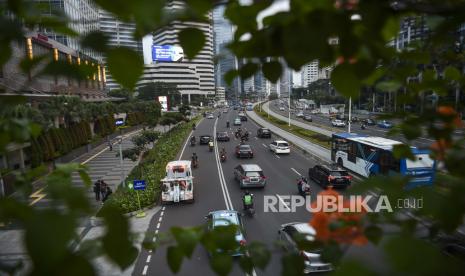 Kendaraan melaju di Jalan Jenderal Sudirman, Jakarta, Kamis (11/6/2020). Peneliti Ekonomi dari Center of Reform on Economics (Core) Indonesia, Yusuf Rendy Manilet, menuturkan, kontraksi pertumbuhan ekonomi yang terjadi pada kuartal II bukan hal mengejutkan. Pasalnya, data-data ekonomi dalam beberapa bulan terakhir telah menunjukkan adanya sinyal pertumbuhan yang bakal minus.