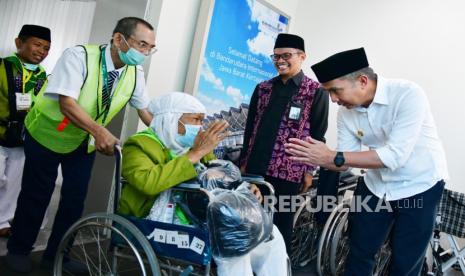 Penjabat (PJ) Gubernur Jawa Barat, Bey Machmudin, menyambut kedatangan 440 jamaah haji kloter satu Embarkasi Kertajati asal Kabupaten Subang, di Bandara Internasional Jawa Barat (BIJB) Kertajati, Kabupaten Majalengka, Ahad (23/6/2024).