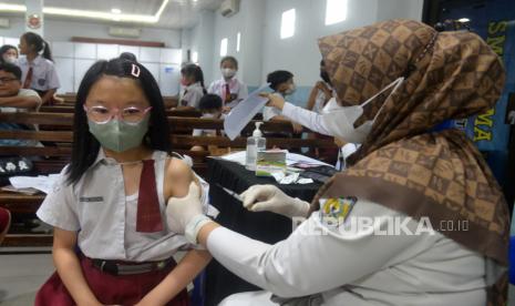 Petugas kesehatan menyuntikkan vaksin difteri dan tetanus kepada murid kelas satu. Epidemiolog dari Griffith University, Dicky Budiman, mengatakan, pemberian vaksinasi Covid-19 kepada anak usia enam bulan hingga 11 tahun sebaiknya segera dilaksanakan. Terlebih karena melihat Indonesia termasuk tertinggal dalam pemberian proteksi terhadap kelompok usia tersebut.