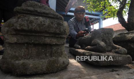 Pegiat Boyolali Heritage Society mendata titik koordinat benda cagar budaya dengan alat 