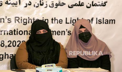  Perempuan Afghanistan menghadiri seminar untuk menyoroti masalah yang dihadapi oleh perempuan Afghanistan dan untuk menyoroti hak-hak perempuan dalam cahaya Islam, pada hari perempuan internasional di Kabul, Afghanistan, 08 Maret 2022. HRW Minta Afghanistan Ditangguhkan dari Kompetisi Olahraga Internasional