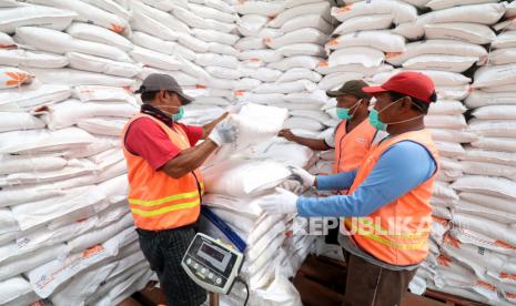 Pekerja menata beras bantuan sosial sebelum didistribusikan ke masyarakat (ilustrasi). Bulog Indramayu memastikan beras bansos yang disalurkan bukan plastik.