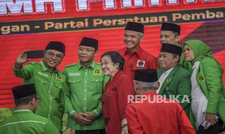 Ketua Umum PDIP Megawati Soekarnoputri (ketiga kiri) melakukan swafoto dengan Plt Ketua Umum PPP Mardiono (kedua kiri), Gubernur Jawa Tengah Ganjar Pranowo (tengah), Sekjen PPP Arwani Thomafi (kiri) usai melakukan pertemuan di kantor DPP PDIP, Jakarta, Ahad (30/4/2023). Partai Demokrasi Indonesia Perjuangan (PDI P) dan Partai Persatuan Pembangunan (PPP) secara resmi menjalin kerja sama politik untuk menangkan Ganjar Pranowo di Pilpres 2024. 