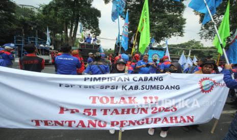 Ribuan buruh yang tergabung ke dalam Serikat Pekerja Seluruh Indonesia Provinsi Jawa Barat (SPSI Jabar) menggelar aksi di depan Gedung Sate, Kota Bandung, Senin (20/11/2023). Aksi tersebut menolak penerapan PP 51 yang rencananya akan ditetapkan dalam UMP 2024, dengan alasan jika PP 51 diterapkan maka kenaikan upah minimun (UMP) itu tidak akan lebih daripada 1-3 persen.