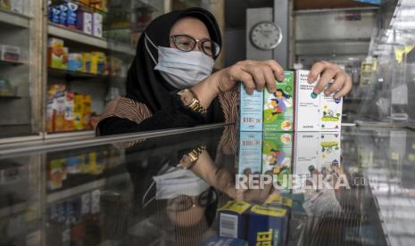 Apoteker menunjukkan obat sirop di salah satu apotek di Arcamanik, Kota Bandung, Rabu (19/10/2022). Kementerian Kesehatan menginstruksikan seluruh apotek yang beroperasi di Indonesia untuk sementara ini tidak menjual obat bebas dalam bentuk sirop ke masyarakat. Instruksi tersebut dikeluarkan sebagai kewaspadaan atas temuan gangguan ginjal akut progresif tipikal yang mayoritas menyerang usia anak di Indonesia. Republika/Abdan Syakura