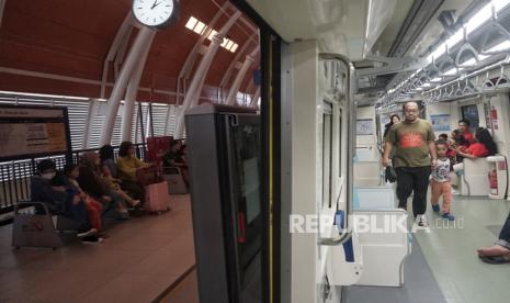 Penumpang berada di rangkaian kereta LRT Jabodebek, Selasa (26/12/2023).  Pada Libur Hari Natal antusiasme masyarakat dalam mencoba LRT Jabodebek cukup tinggi. Banyak para orang tua mengajak anak-anaknya menikmati pemandangan Kota Jakarta dengan LRT sebagai alternatif kegiatan libur natal.