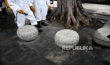 Penyemprotan disinfektan di jalur pedestrian Malioboro, Yogyakarta. Malioboro, Tugu hingga Kraton dan Alun-Alun rentan terjadi pelanggaran terhadap protokol kesehatan.