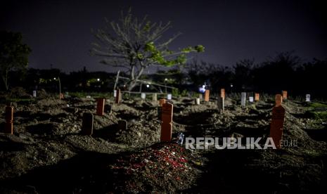 Sejumlah makam Covid-19 di TPU Tegal Alur, Jakarta, Rabu (2/9). Satgas Penanganan Covid-19 menyatakan adanya peningkatan kasus kematian pasien positif Covid-19 di Indonesia dalam sepekan terakhir sebesar 24,4 persen. Republika/Putra M. Akbar