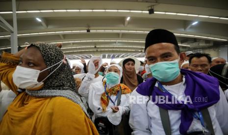 Jamaah haji melempar kerikil sebagai bagian dari ritual rajam simbolis setan di Jembatan Jamarat selama ziarah haji dekat Mekah, Arab Saudi, 11 Juli 2022. Kesehatan Jamaah Haji akan Dipantau Selama 21 Hari Setelah Pulang