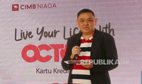 Direktur Consumer Banking CIMB Niaga Noviady Wahyudi menjelaskan tentang Kartu Kredit Digital OCTO Card pada peluncurannya di Jakarta, Rabu (22/6/2022). Kartu kredit yang menyasar segmen digital savvy dan berjiwa muda ini, menawarkan kemudahan proses pengajuan yang  cepat secara online (paperless) dan bisa langsung digunakan untuk bertransaksi yang terintegrasi Super App OCTO Mobile sehingga dapat menjadi solusi transaksi yang praktis, aman, menguntungkan, dan tanpa plastik. Foto: darmawan/republika