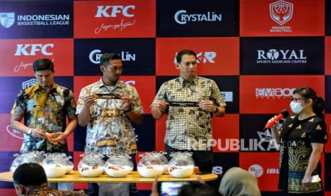 Legenda Basket Indonesia Bugi Setiawan (kiri), Amin Prihantono (kedua kiri) dan Dwui Eriano (kedua kanan) saat melakukan drawing IBL Indonesia Cup 2022 di Jakarta, Rabu (26/10/2022). IBL Indonesia Cup 2022 merupakan turnamen baru yang akan digelar di Solo, Jawa Tengah pada tanggal 4-13 November 2022 mendatang. Dalam turnamen tersebut, sebanyak 15 tim akan dibagi menjadi 4 grup untuk memperebutkan gelar juara dengan masing-masing tim diisi oleh pemain lokal. Republika/Thoudy Badai