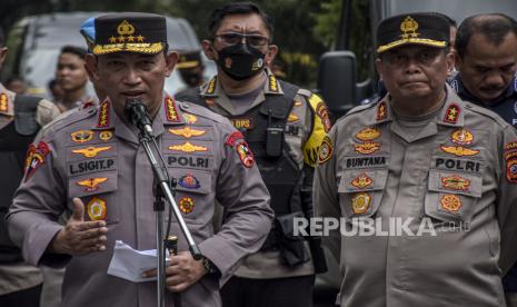 Kapolri Jenderal Listyo Sigit Prabowo (kiri) didampingi Kapolda Jawa Barat Irjen Pol Suntana (kanan) memberikan keterangan pers di Jalan Astana Anyar, Kota Bandung, Rabu (7/12/2022). Kapolri Jenderal Listyo Sigit Prabowo mengatakan pelaku bom bunuh diri di Polsek Astana Anyar, Kota Bandung terafiliasi jaringan Jamaah Ansharut Daulah (JAD) Jawa Barat. Akibat ledakan itu 11 orang menjadi korban, yakni 10 anggota polri dan seorang warga. 