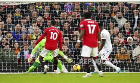 Pemain Manchester United, Marcus Rashford  (kiri) mencetak gol kedua timnya  pada pertandingan sepak bola Liga Primer Inggris antara Manchester United dan Crystal Palace, di stadion Old Trafford di Manchester, Inggris,  Sabtu (4/2/2023).