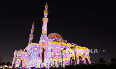  Masjid Al Noor bermandikan cahaya sebagai bagian dari Festival Cahaya Sharjah tahunan di Sharjah, Uni Emirat Arab, Rabu, 9 Februari 2022